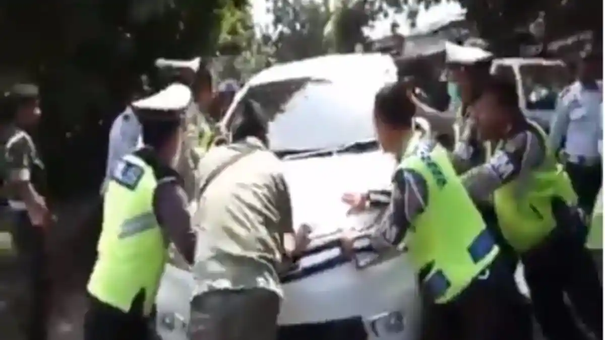 Viral! Pengemudi Mobil Tabrak Polisi Saat Operasi Zebra, Netizen: Pasti Ada yang Aneh-aneh Tuh Dia!