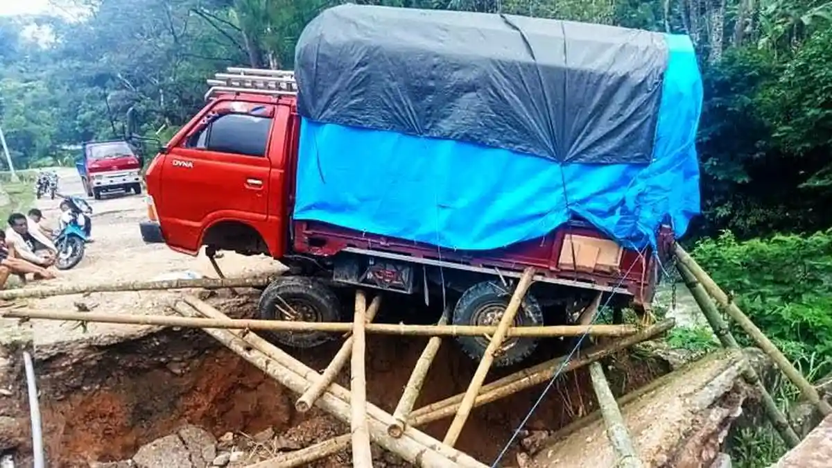Mobil Truk Terperosok di Jalan Salu Sopai Toraja Utara yang Ambruk