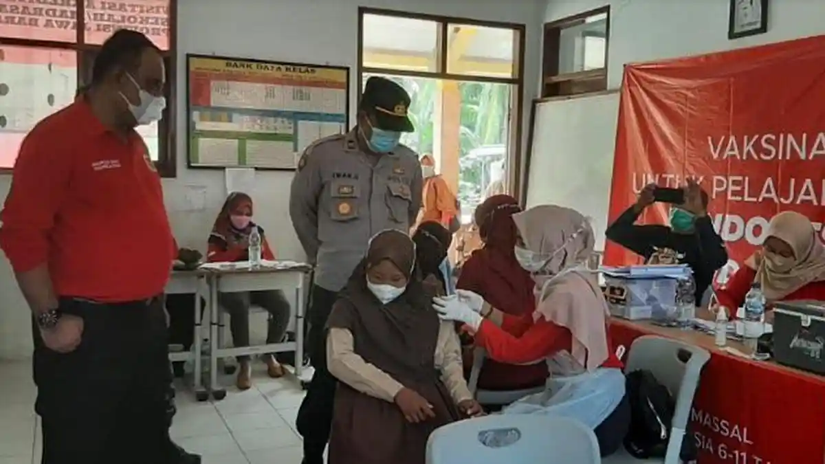 Cegah Penyebaran Omicron, Binda Jabar Gelar Vaksinasi Massal Sasar Masyarakat di Daerah Pesisir