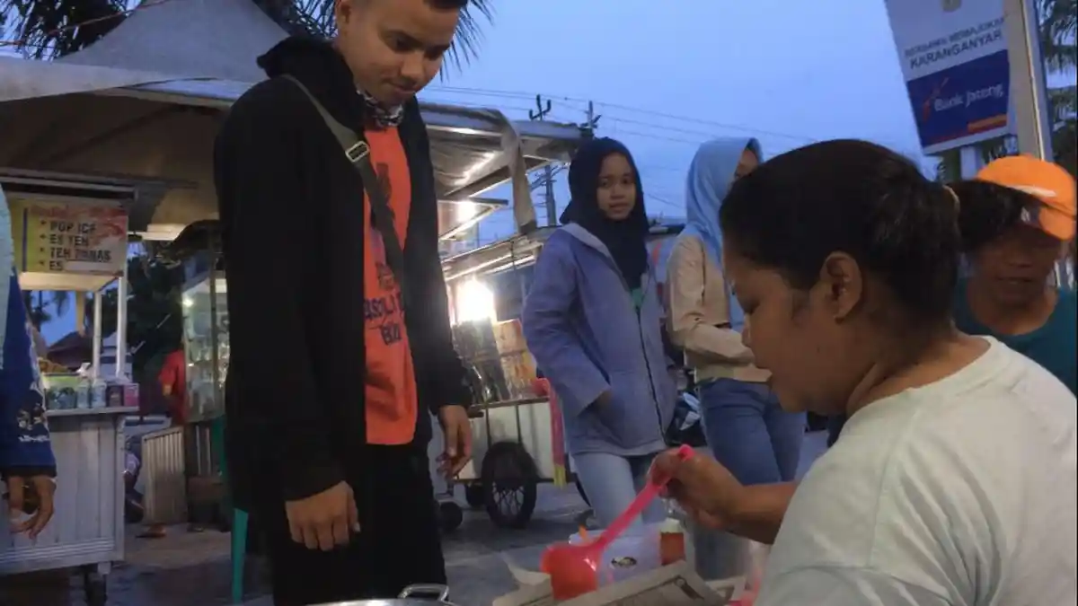 Bupati Karanganyar Juliyatmono Bakal Tutup Warung Makan Jika Dapati Pedagang Tak Pakai Masker