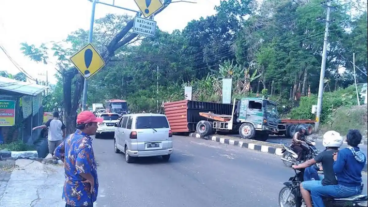 Hotline Semarang : Truk Bermuatan Beton Mogok di Tanjakan Silayur