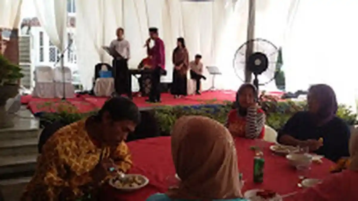 Walikota Palembang Bernyanyi, Hibur Warga yang Menikmati Hidangan Open House