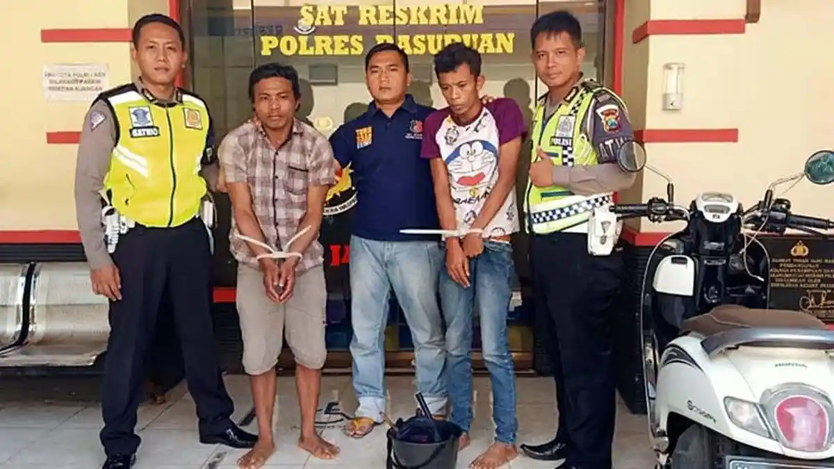 Satlantas Polres Pasuruan Tangkap 2 Pemuda Bawa Badik dan Bom Bondet, Diduga Pelaku Begal