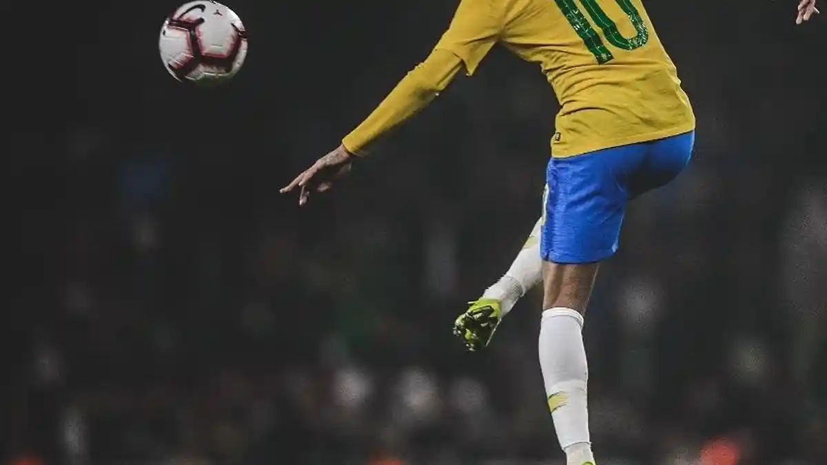 Kena Sliding Tekel Fans di Brasil, Neymar Jalan dengan Kaki Pincang