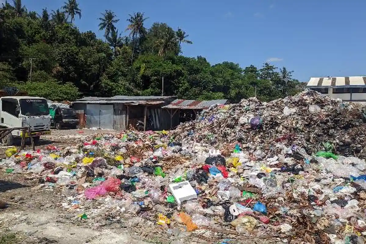 Warga Keluhkan Bau Busuk Imbas Penumpukan Sampah di Pasar Gunungsari Lombok Barat