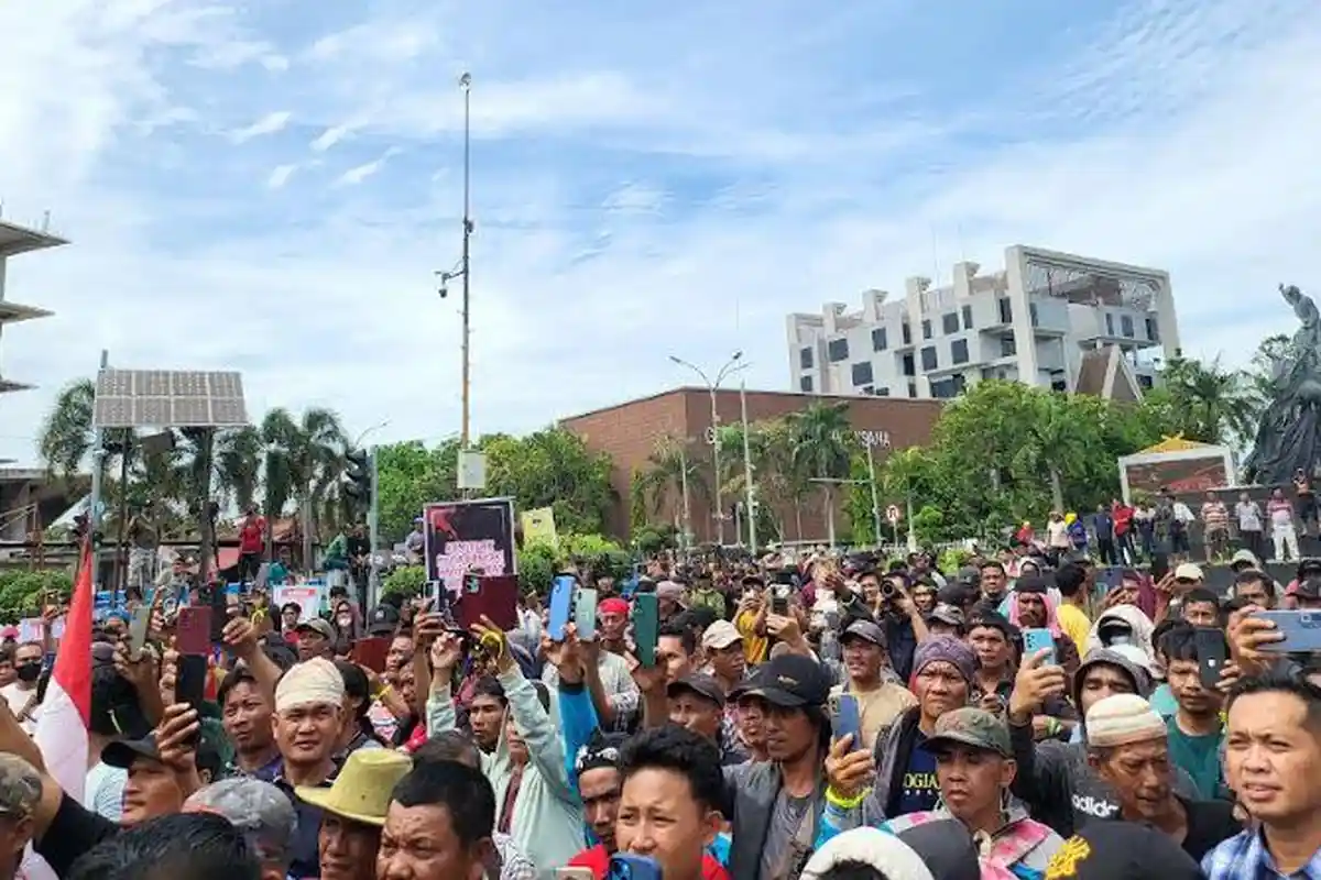 Breaking News: Ribuan Orang Demo di Depan Kantor Gubernur Riau, Tolak Relokasi dari Kawasan TNTN 
