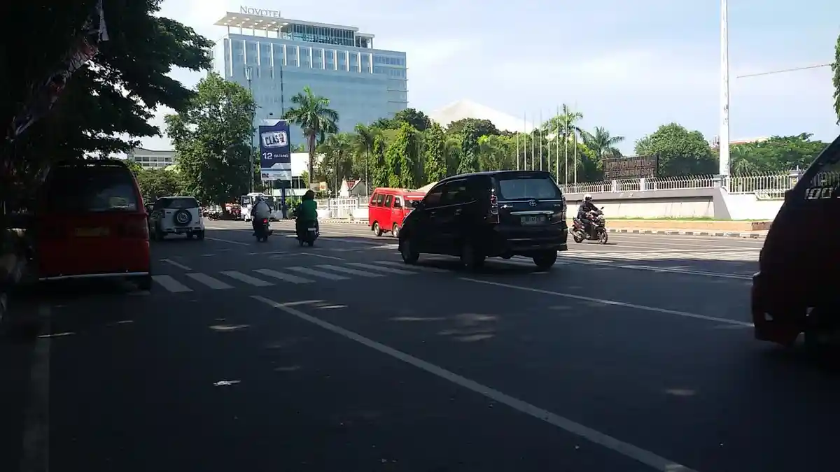 Pukul 11.50 Wita, Jl Jenderal Sudirman Makassar Depan Monumen Mandala Lancar