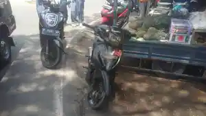 kondisi-Sepeda-motor-korban-usai-tabrakan-adu-banteng-di-Jalan-Raya-Kasia.jpg