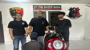 20260408-PENGGELAPAN-Pelaku-beserta-barang-bukti-saat-diamankan-Mapolresta.jpg