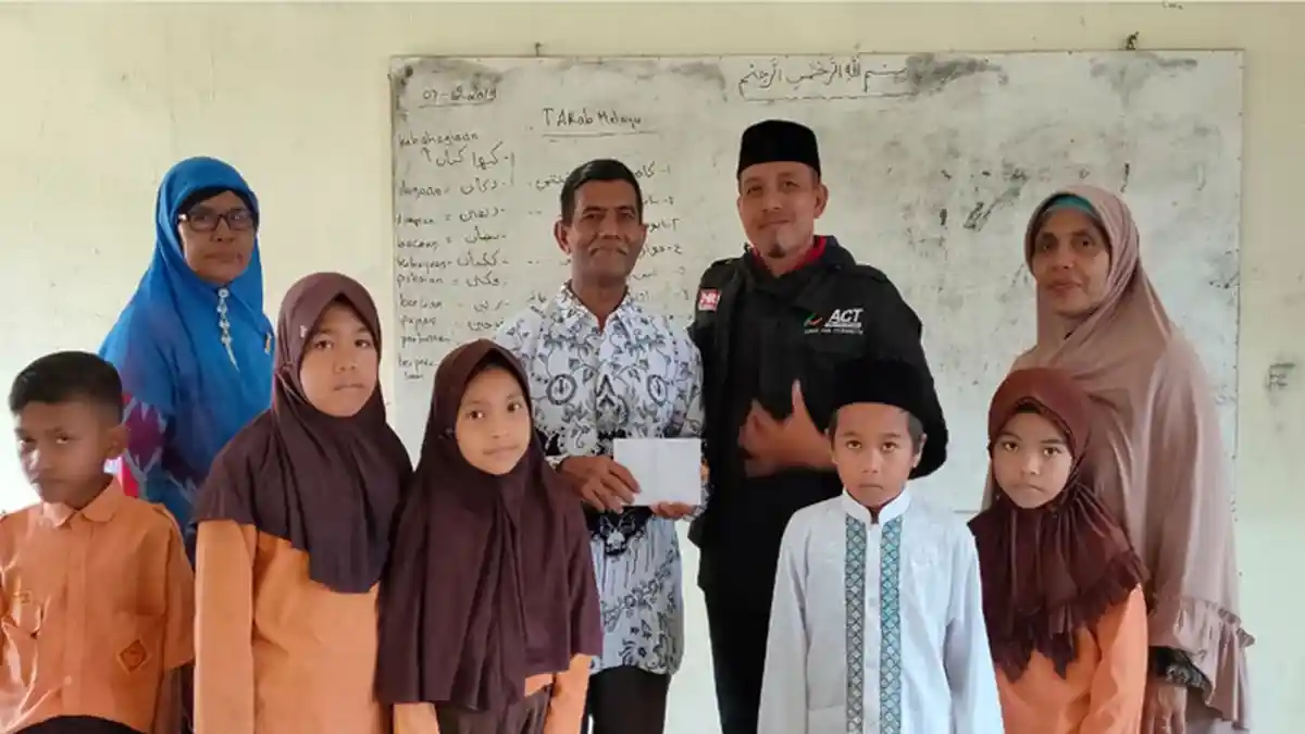 Kisah Badruddin Jadi Guru Honorer 20 Tahun, Digaji Rp 300 Ribu, Pilih Tetap Setia Mengajar Muridnya