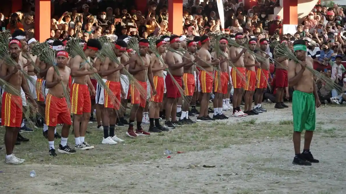 Ratusan Warga Saksikan Atraksi Pukul Sapu Lidi oleh 80 Pemuda Negeri Mamala