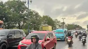 makassar/Kondisi-arus-lalu-lintas-di-depan-Rumah-Makan-Buguri.jpg