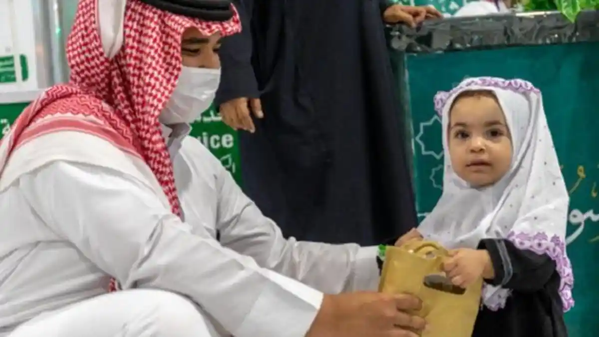 Masjidil Haram Beri Kesempatan Anak-Anak Buka Puasa Bersama, Setiap Anak Mendapat Hadiah