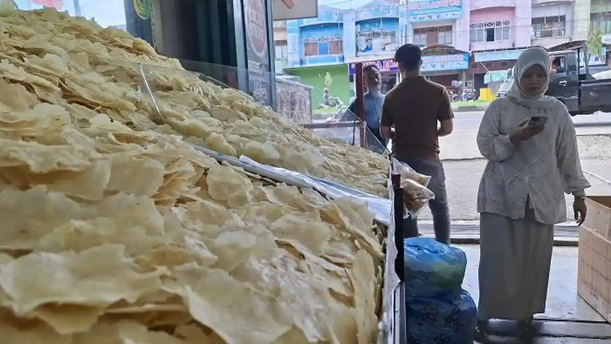 Libur Panjang, Wisatawan dari Pekanbaru Hingga Medan Transit Beli Emping Meulinjo di Pidie 