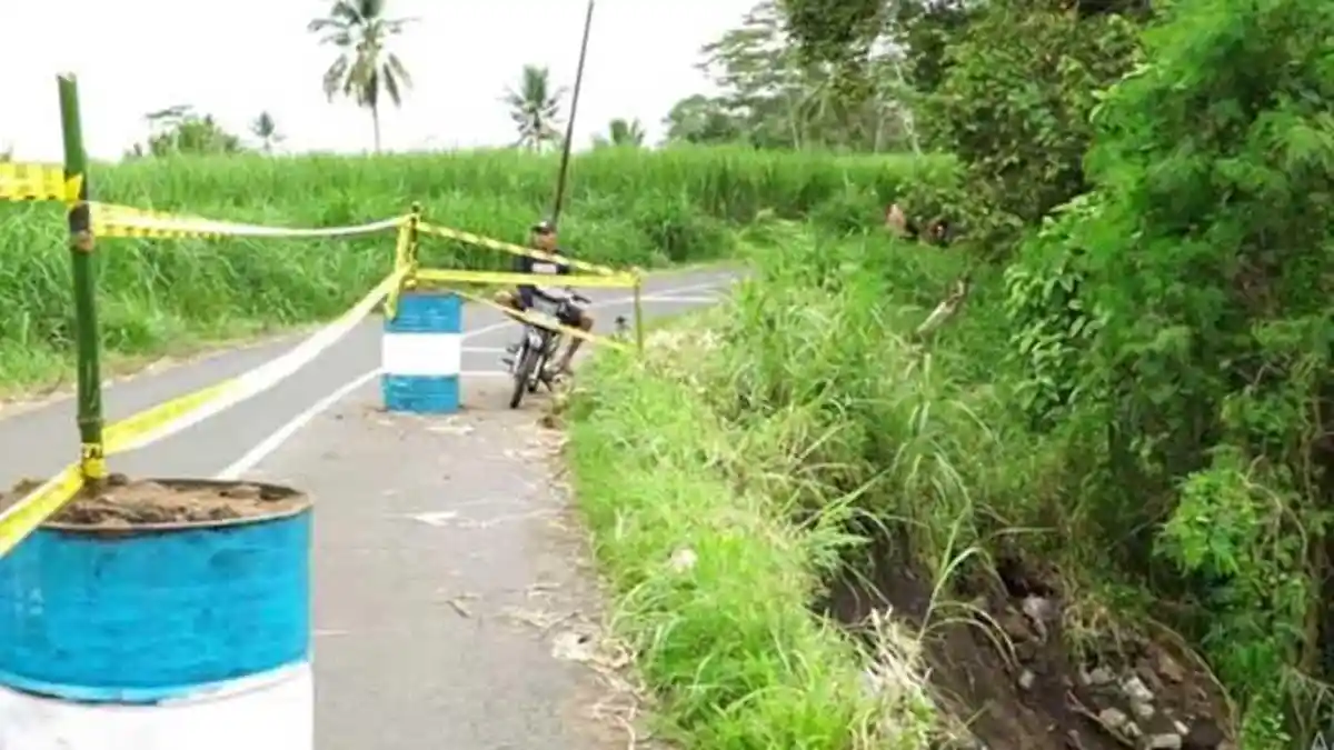 BERITA TERPOPULER JATIM: Plengsengan Longsor Tak Kunjung Diperbaiki - Pria Bobol Toko di Tulungagung