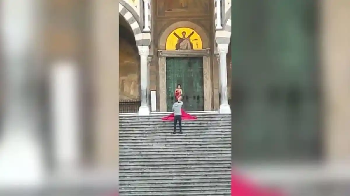 Turis Inggris Pose Setengah Telanjang Dada di Katedral Amalfi Italia akan Didakwa Tindakan Cabul