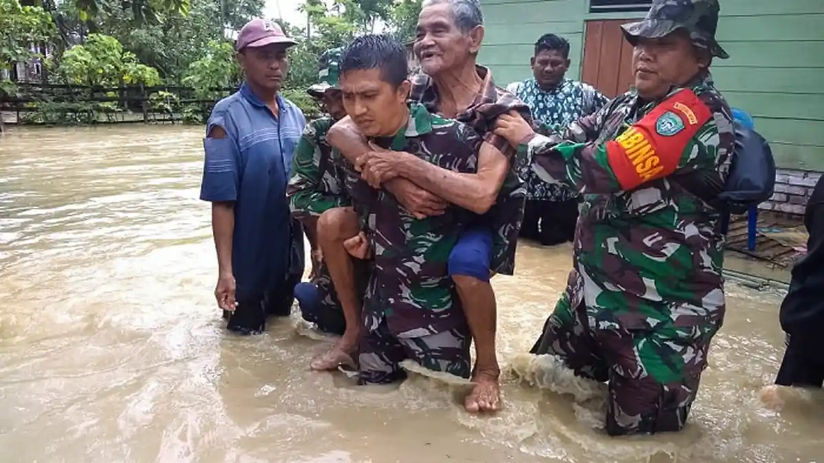 Ngeri! Lima Rumah Hanyut Dibawa Banjir Saat Dini Hari, Warga Berjibaku Selamatkan Diri