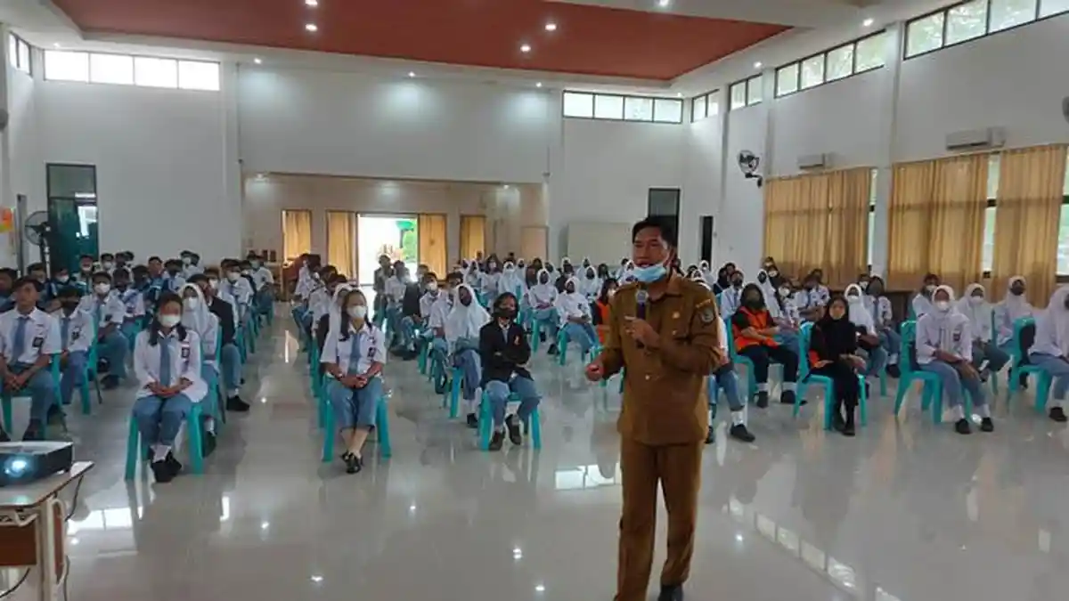 Diskominfo Sintang Bekali Pelajar SMKN 1 Sintang Tentang Bermedia Sosial yang Sehat
