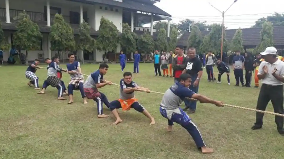 FOTO: Tarik Tambang Antar SMA dan SMK Meriah, Tim SMAN 10 Tarik Telak Lawannya