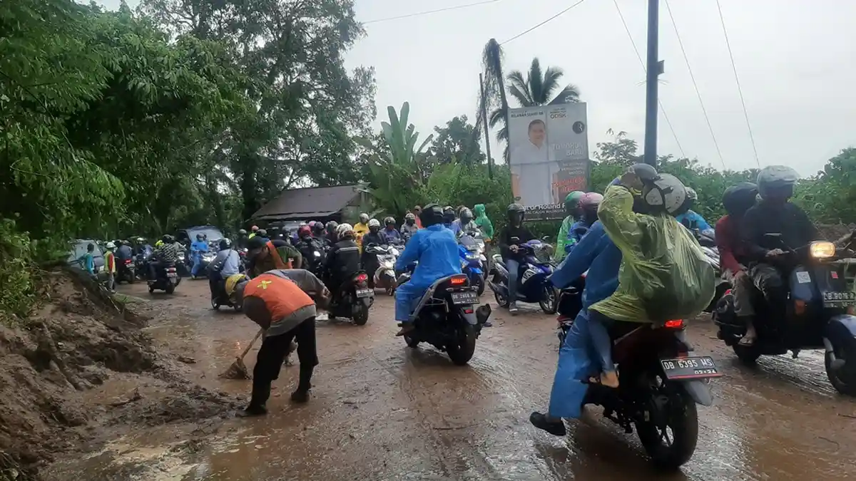 Longsor di Jalan Raya Kinilow-Tinoor, Akses Tomohon-Manado Sempat Macet