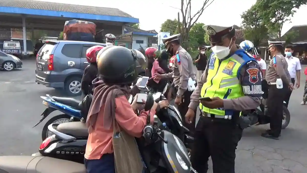 Operasi Patuh Candi di Delanggu Klaten 22 Pengendara Ikut Suntik Vaksin Covid-19