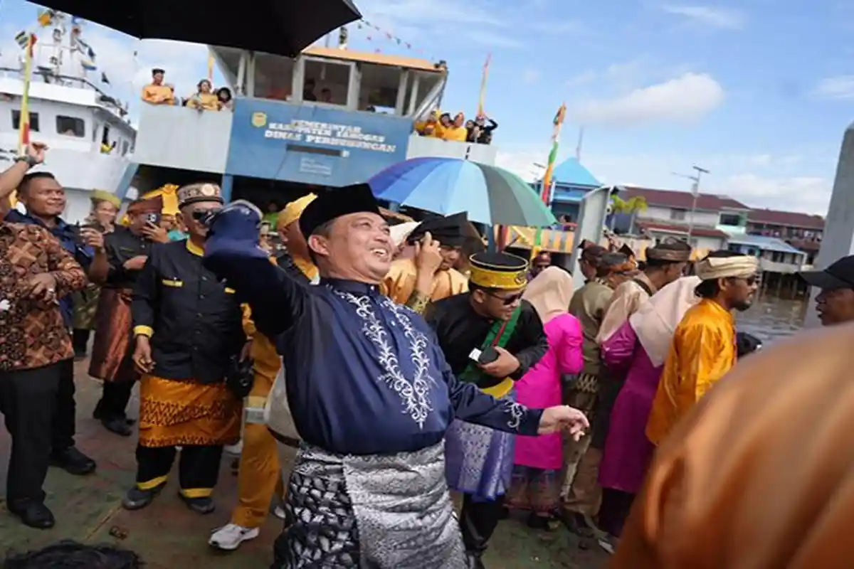 Gubernur Ria Norsan Ikut Perang Ketupat di Tayan Bersama Warga, Dorong Pelestarian Budaya Lokal