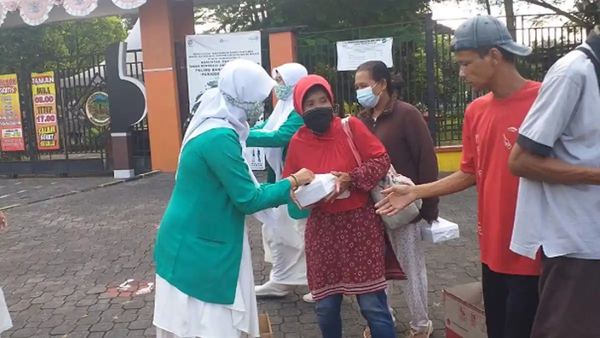Peringati Harlah Ke-71, Fatayat NU Banyumas Bagi-bagi Sembako di Taman Andhang