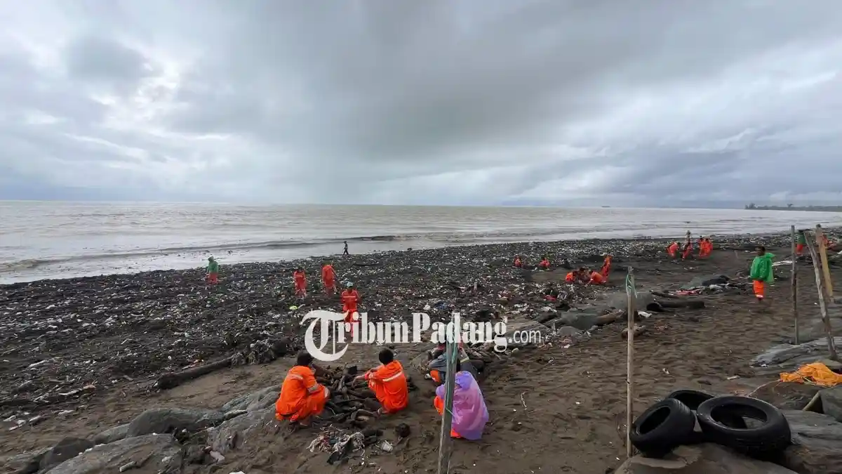 Lautan Sampah Tutupi Pasir di Pantai Muaro Lasak Padang, Picu Bau Tak Sedap dan Gangguan Kenyamanan