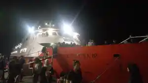 Suasana-pemudik-padati-kapal-malam-rute-Kendari-Muna-di-Pelabuhan-Kapal-Malam-Kendari.jpg