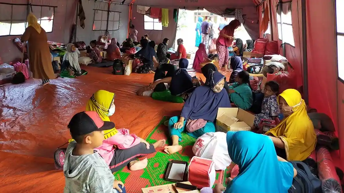 Meugang dan Tarawih di Pengungsian,  15 Warga Korban Gas Beracun Masih Dirawat  *