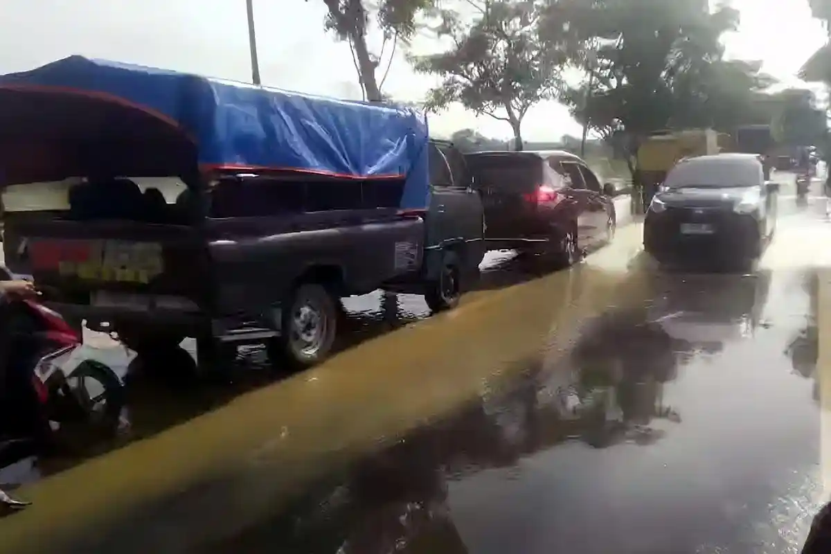 Banjir Genangi Jalur Nasional di Jrengik Sampang, Arus Lalu Lintas Macet Panjang