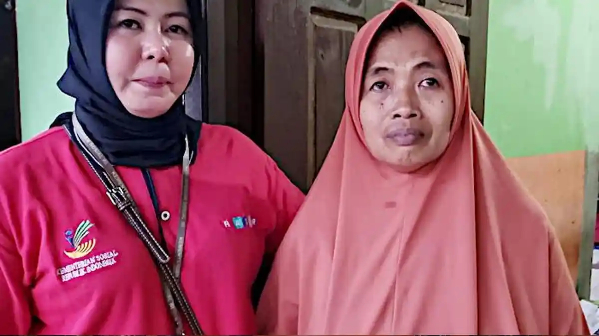 Perjuangan Ibu di Gresik Besarkan 3 Anak dari Hasil Menjahit, Terharu Dapat Bantuan