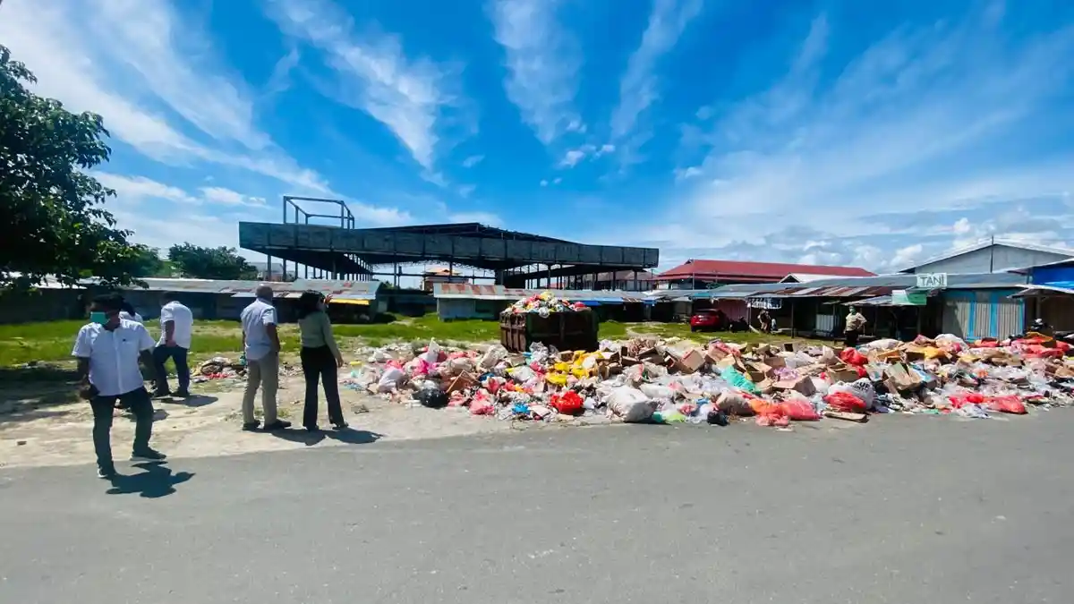 Sampah Berserakan di Jalanan Langgur hingga Watdek, DPRD Malra Desak Kadis DLH Segera Bereskan