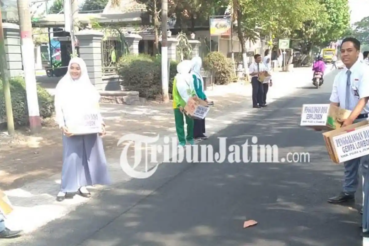 Ringankan Beban Korban Gempa Lombok,  Pelajar di Kencong Jember Turun ke Jalan Galang Dana