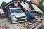 Salah Injak Gas saat Belajar Nyetir, Mobil Wanita Muda Seruduk Warung di OKU, 6 Warga Terluka