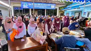 Antrean-warga-dalam-Pasar-Murah-di-Halaman-Kantor-Kapanewon-Sentolo-Kulon-Progo.jpg