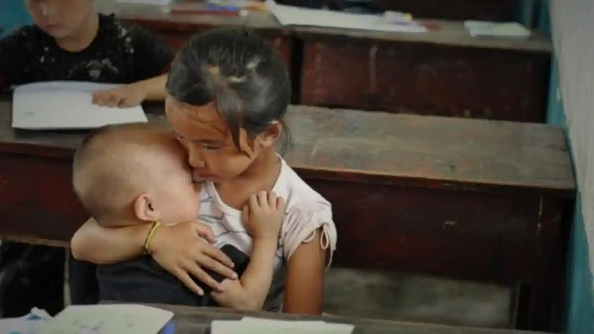 Foto Gadis Kecil Gendong Adik di Kelas Bikin Banyak Orang Menangis