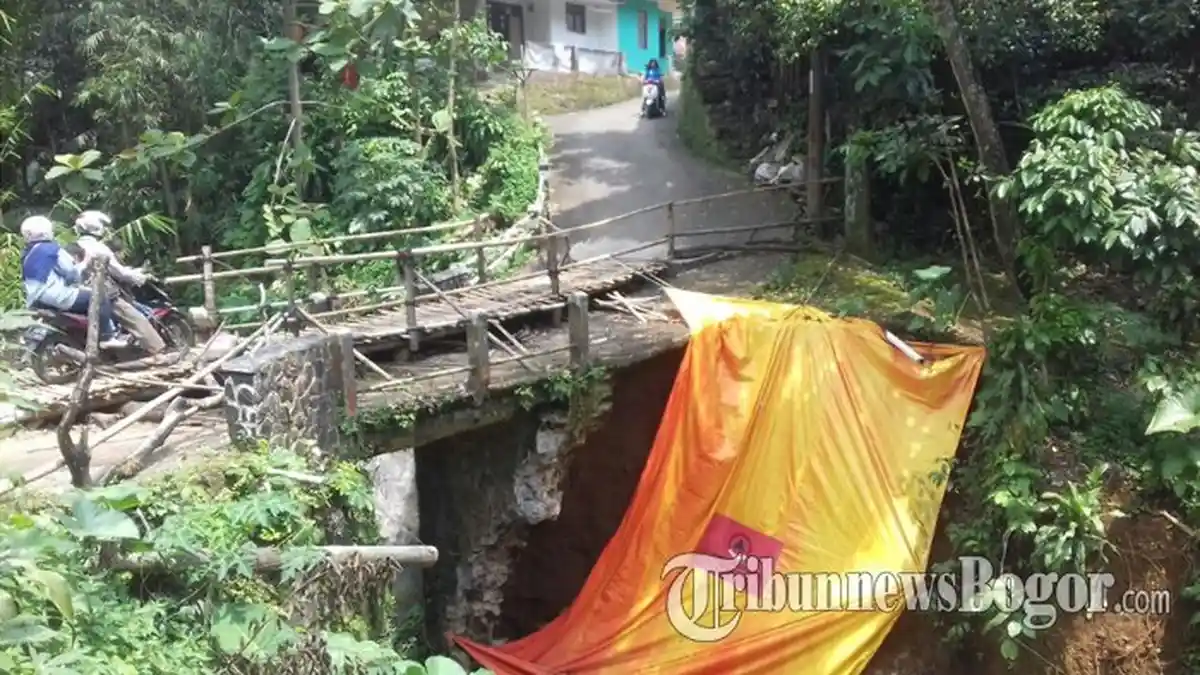 Pemkot Bogor Sibuk Pilkada, Jembatan Putus di Muarasari Diperbaiki Warga