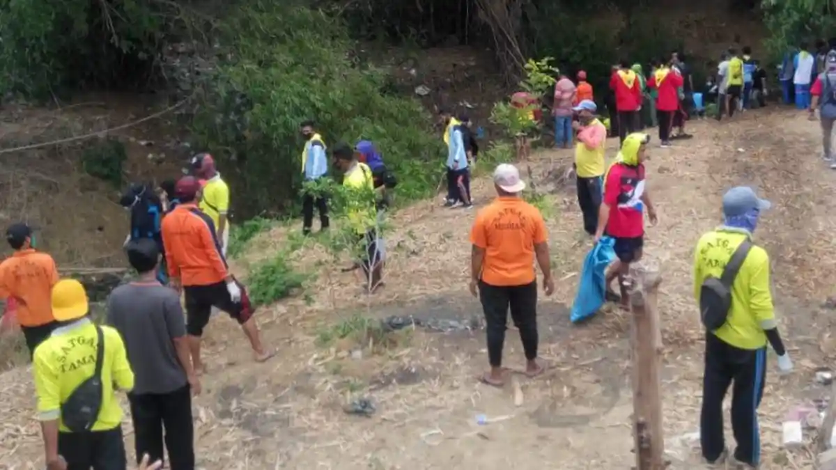 Aktivis Lingkungan dan Pecinta Alam Pamekasan Bersih-Bersih Sampah di Jembatan Ampera