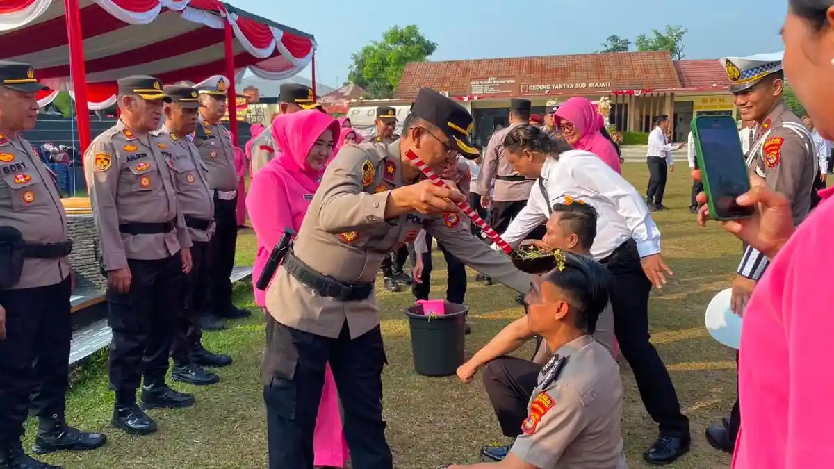Kapolres Way Kanan Pimpin Upacara Kenaikan Pangkat 44 Personelnya - Tribunlampung.co.id