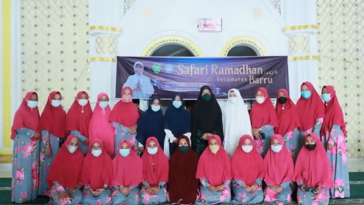 Hasnah Syam Safari Ramadan di Masjid Masdarul Birri Sumpang Binangae Barru