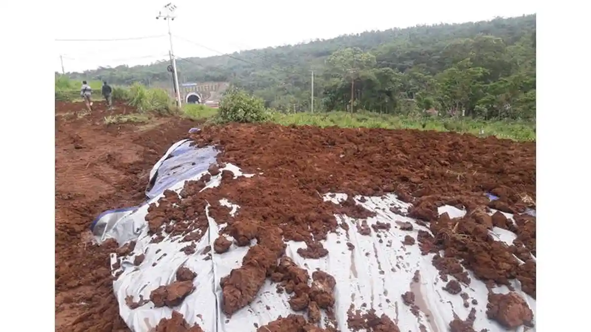 Selain Rumah Retak, Proyek KCIC di Kampung Dangdeur KBB Diduga Menyebabkan Tanah Ambles