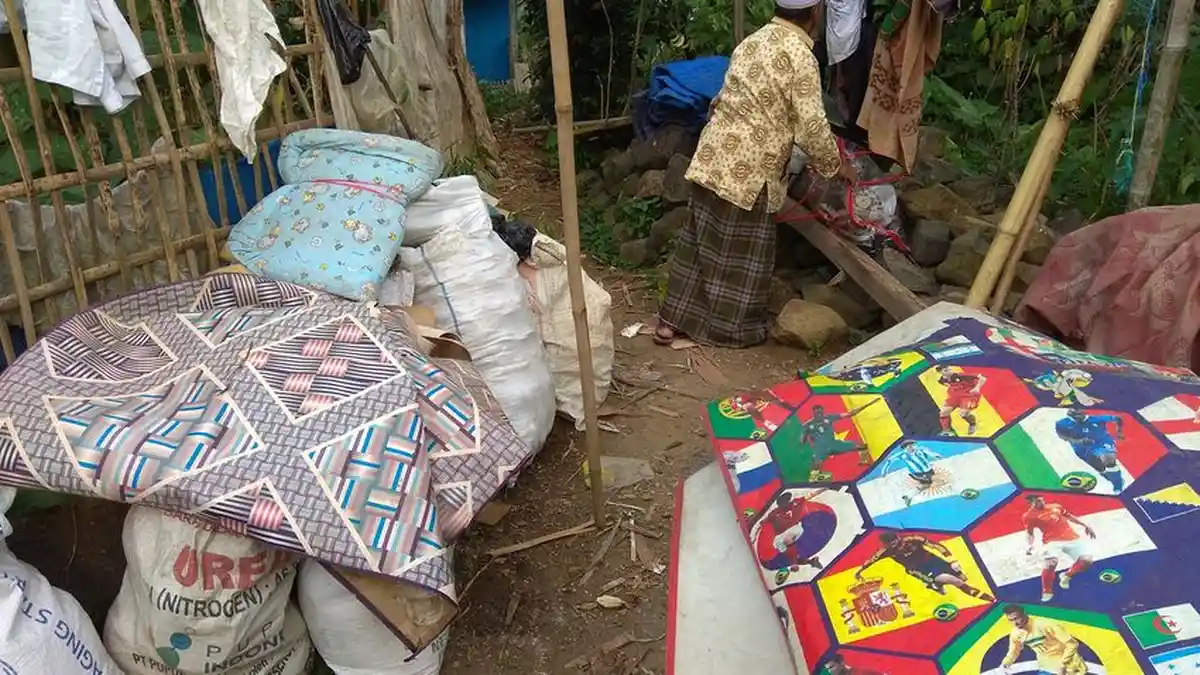 Rumah Kakek Umar Ambruk di Tengah Pandemi Corona, Memungut Plastik Bekas untuk Bertahan Hidup