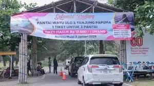 RAMAI-Aktifitas-pengunjung-di-Pantai-Watu-Ulo-Jember.jpg