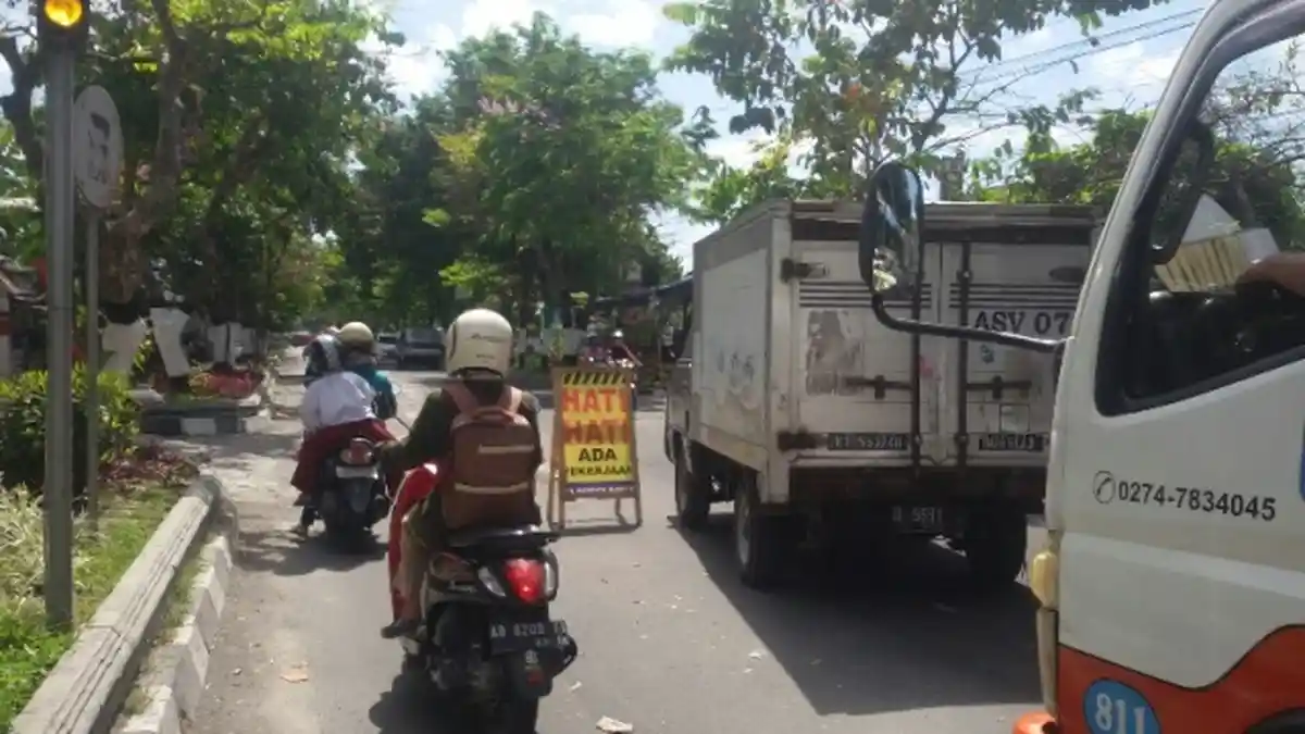 Perbaikan Jalan di Jl Ipda Tut Harsono, Arus Lalu Lintas Sedikit Tersendat