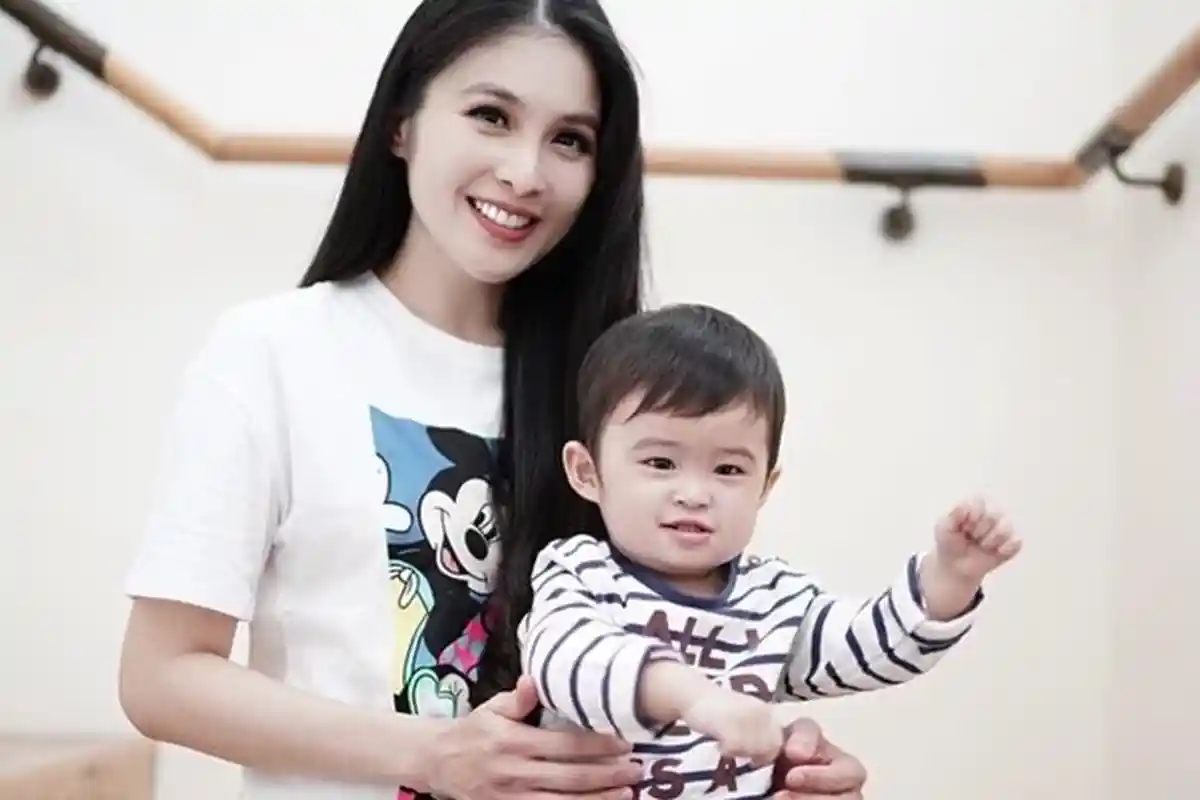 Sandra Dewi Bagi-Bagi Perhiasan Emas Untuk Para Selebritis