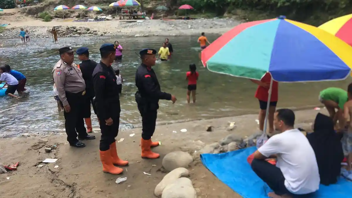 Monitor Keselamatan Pengunjung, Batalyon B Pelopor Sat Brimob Polda Sumut Edukasi Pengunjung Bartong