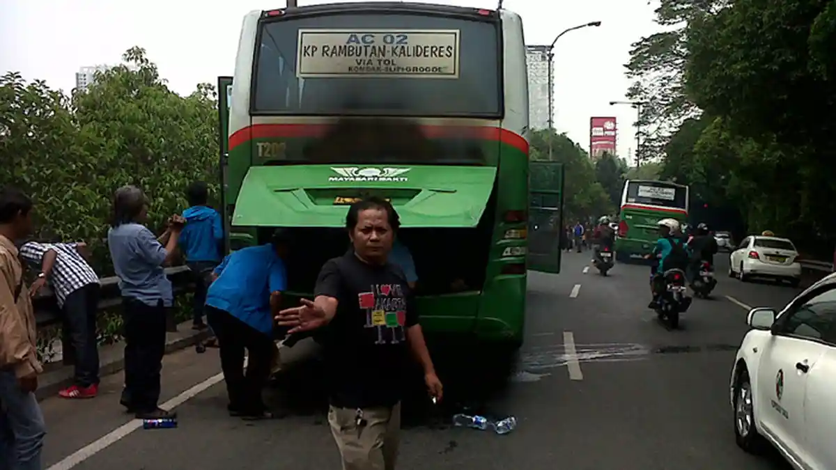 Penumpang Pecahkan Kaca Jendela Tahu Mesin Bus Terbakar