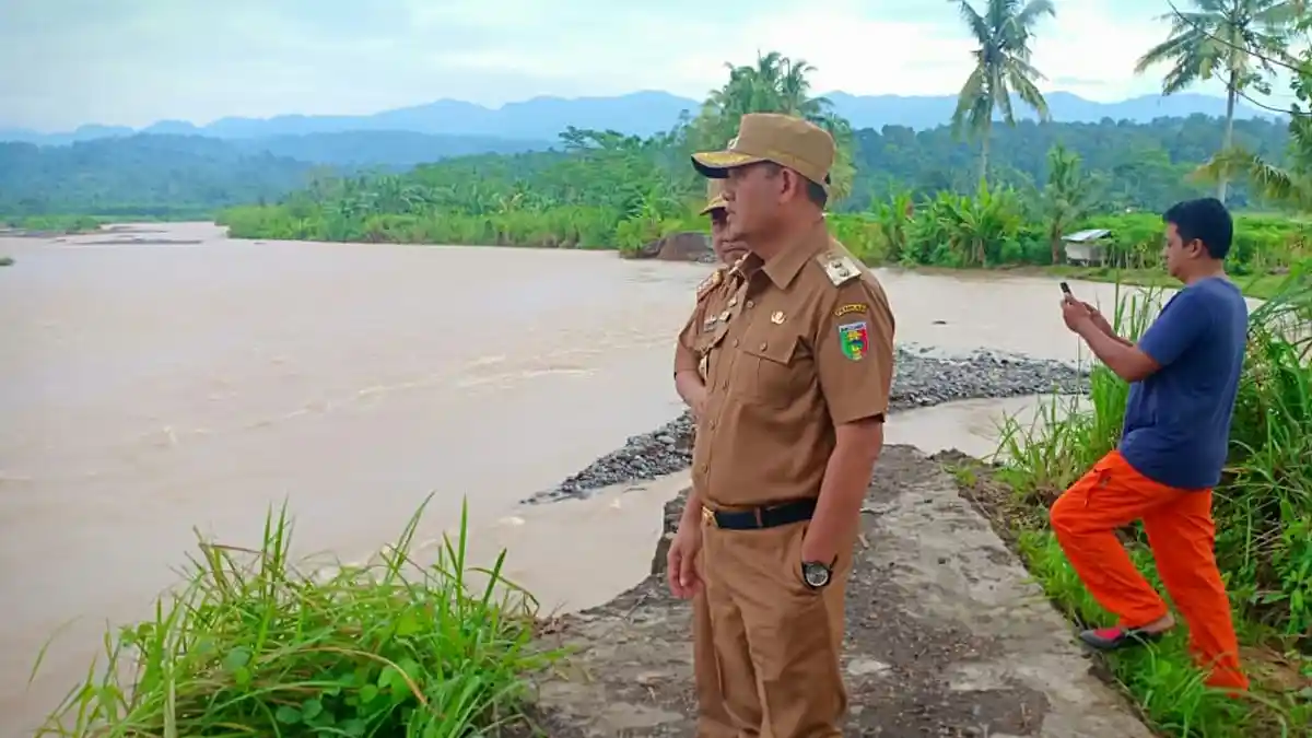 Wakil Bupati Tanggamus Janjikan Pemerintah Segera Lakukan Perbaikan Tanggul Way Semong yang Jebol