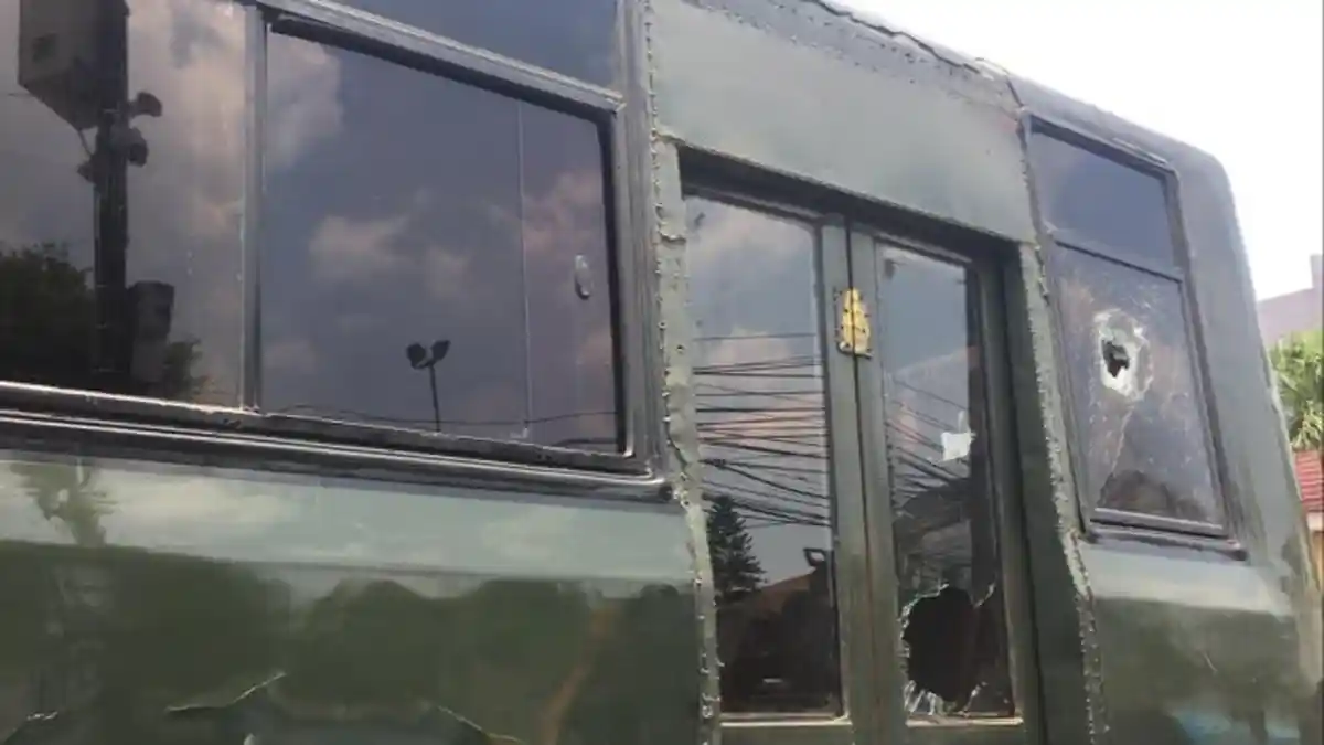 Bus yang Ditumpangi Suporter Dirusak Kawanan Pemuda saat Melintasi Depok